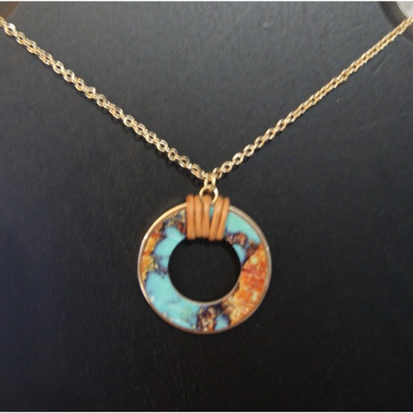 NWT Stone Circle Necklace Periwinkle by Barlow Gold Tone Adjustable New Age - Picture 3 of 6